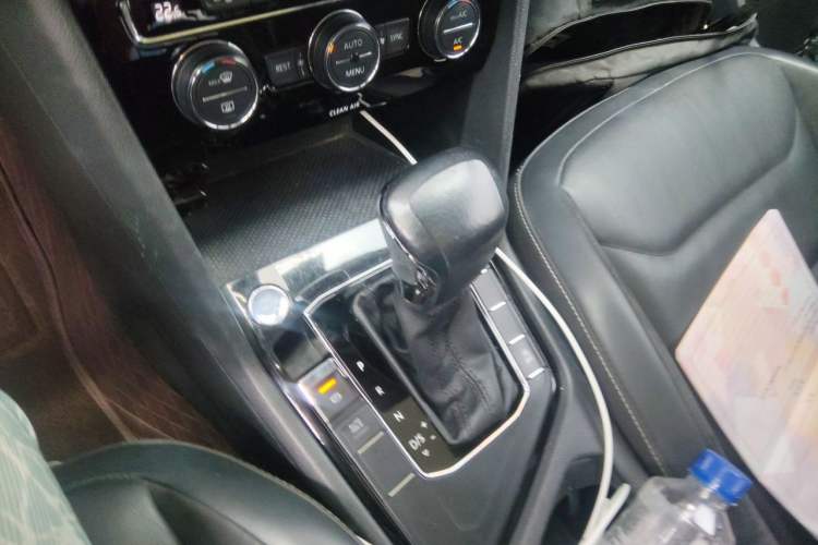 Used Volkswagen Tiguan L 2017 330TSI Automatic Two-Wheel Drive Luxury Edition Gear Lever