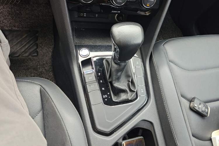 Used Volkswagen Tiguan L 2017 330TSI Automatic Two-Wheel Drive Comfort Edition Gear Lever