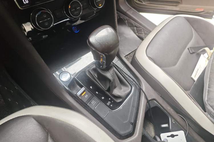 Used Volkswagen Tiguan L 2017 330TSI Automatic Two-Wheel Drive Luxury Edition Gear Lever