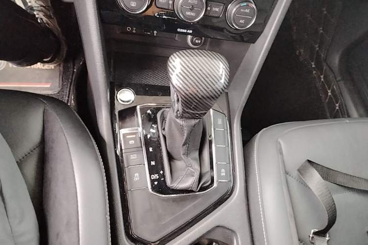 Used Volkswagen Tiguan L 2017 380TSI Automatic All-Wheel-Drive Luxury Edition Gear Lever