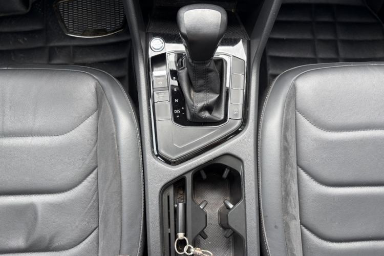 Used Volkswagen Tiguan L 2017 380TSI Automatic All-Wheel-Drive Luxury Edition Gear Lever
