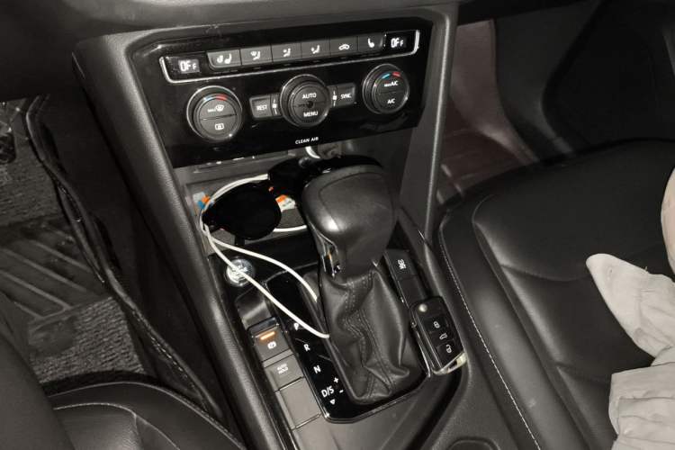 Used Volkswagen Tiguan L 2017 330TSI Automatic Two-Wheel Drive Luxury Edition Gear Lever