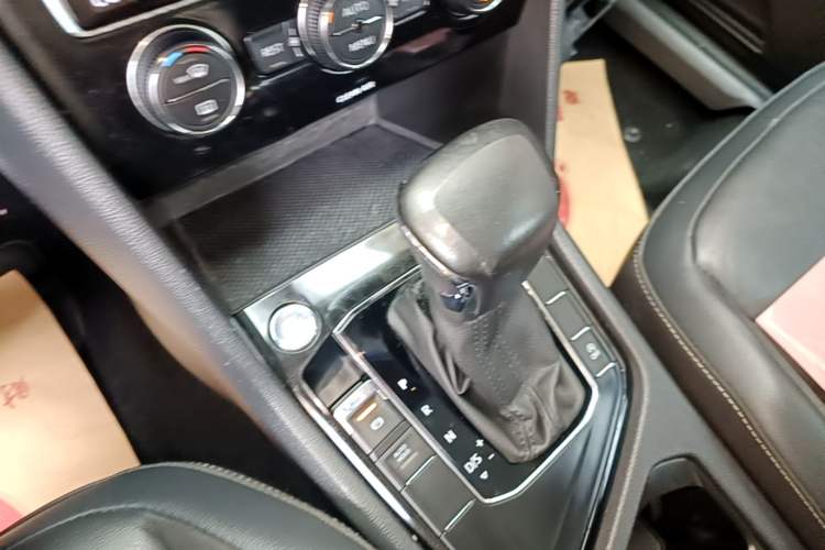 Used Volkswagen Tiguan L 2017 330TSI Automatic Two-Wheel Drive Luxury Edition Gear Lever