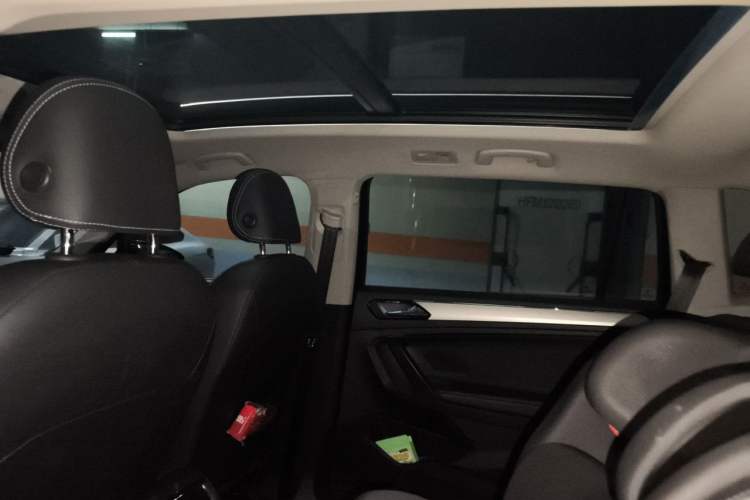 Used Volkswagen Tiguan L 2017 330TSI Automatic Two-Wheel Drive Luxury Edition Headliner