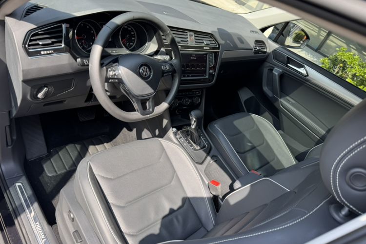 Used Volkswagen Tiguan L 2017 330TSI Automatic Two-Wheel Drive Flagship Edition Interior 4