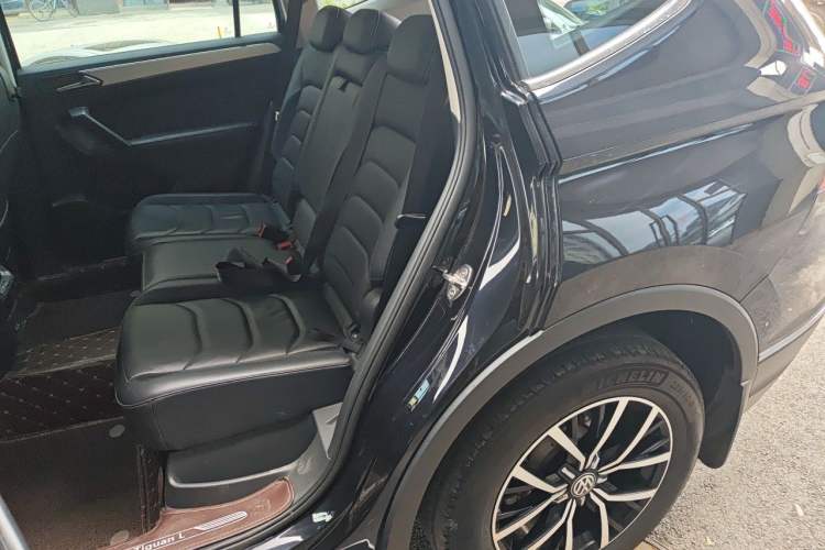 Used Volkswagen Tiguan L 2017 330TSI Automatic Two-Wheel Drive Luxury Edition Left Rear Seat