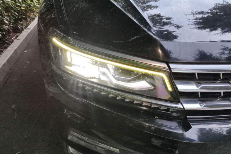 Used Volkswagen Tiguan L 2017 380TSI Automatic All-Wheel-Drive Luxury Edition Right Front Headlight