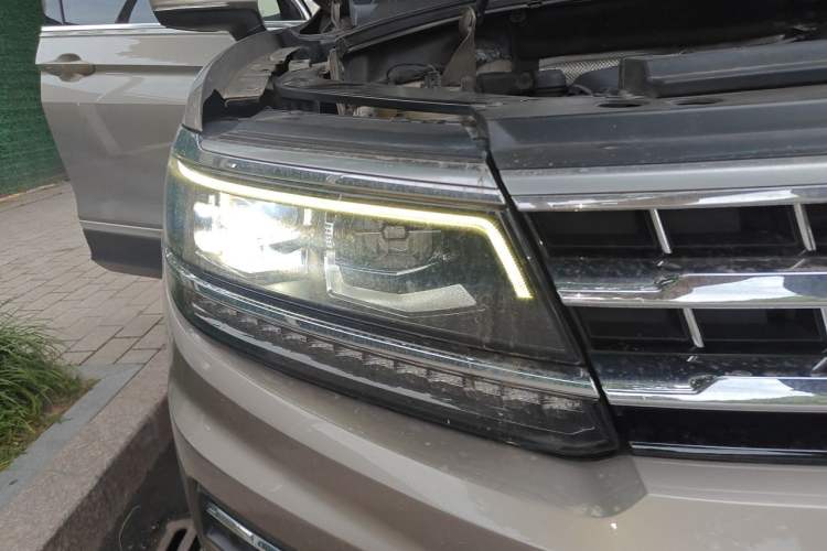 Used Volkswagen Tiguan L 2017 380TSI Automatic All-Wheel-Drive Flagship Edition Right Front Headlight