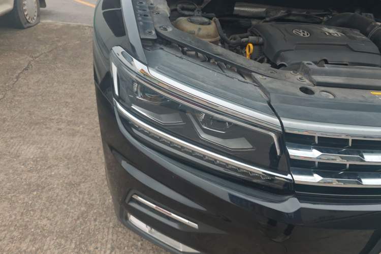 Used Volkswagen Tiguan L 2017 380TSI Automatic All-Wheel-Drive Luxury Edition Right Front Headlight