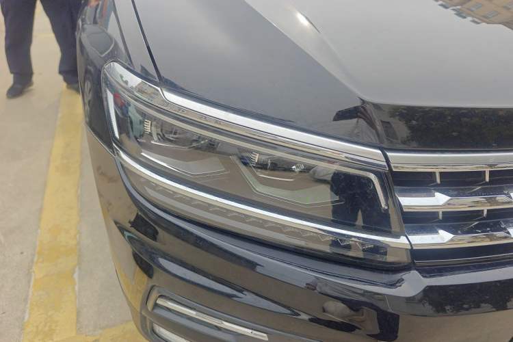Used Volkswagen Tiguan L 2017 380TSI Automatic All-Wheel-Drive Luxury Edition Right Front Headlight