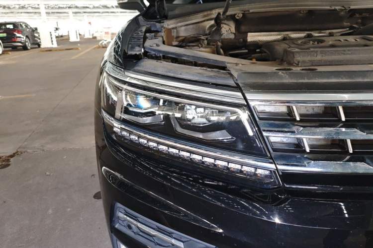 Used Volkswagen Tiguan L 2017 380TSI Automatic All-Wheel-Drive Flagship Edition Right Front Headlight