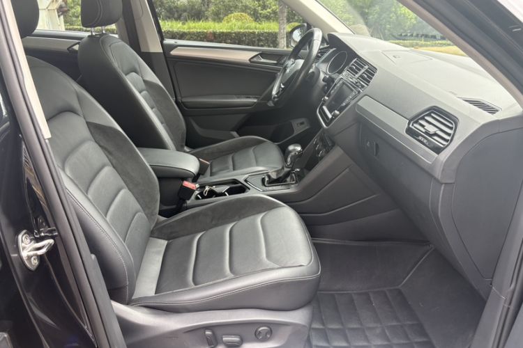 Used Volkswagen Tiguan L 2017 380TSI Automatic All-Wheel-Drive Luxury Edition Right Front Seat