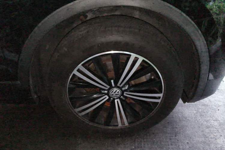 Used Volkswagen Tiguan L 2017 380TSI Automatic All-Wheel-Drive Luxury Edition Right Front Wheel Hub