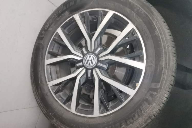 Used Volkswagen Tiguan L 2017 330TSI Automatic Two-Wheel Drive Luxury Edition Right Front Wheel Hub