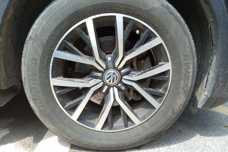 Used Volkswagen Tiguan L 2017 330TSI Automatic Two-Wheel Drive Luxury Edition Right Front Wheel Hub