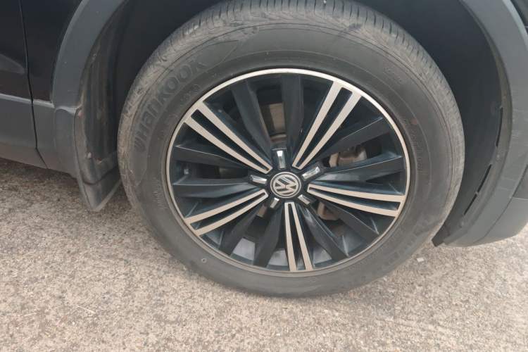 Used Volkswagen Tiguan L 2017 380TSI Automatic All-Wheel-Drive Luxury Edition Right Front Wheel Hub