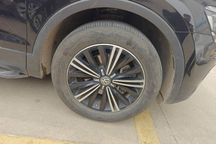 Used Volkswagen Tiguan L 2017 380TSI Automatic All-Wheel-Drive Luxury Edition Right Front Wheel Hub