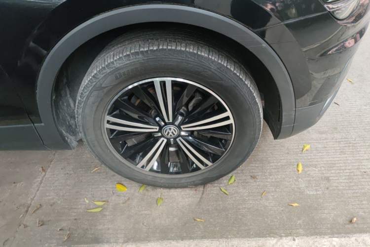 Used Volkswagen Tiguan L 2017 380TSI Automatic All-Wheel-Drive Luxury Edition Right Front Wheel Hub