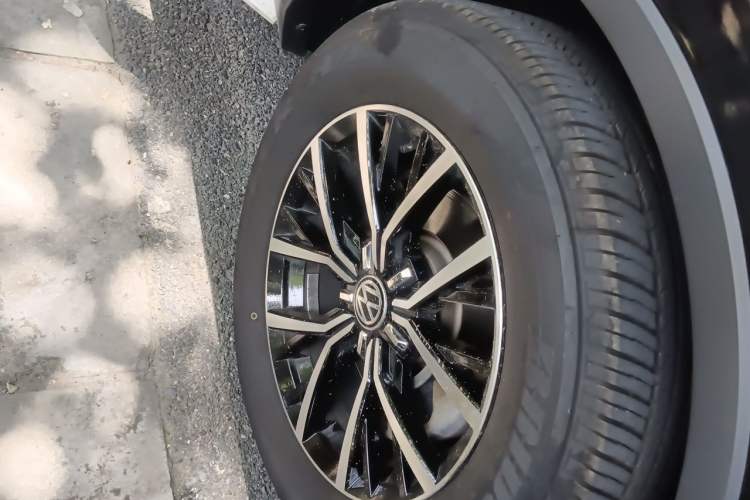 Used Volkswagen Tiguan L 2017 330TSI Automatic Two-Wheel Drive Luxury Edition Right Front Wheel Hub