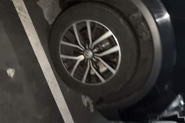 Used Volkswagen Tiguan L 2017 330TSI Automatic Two-Wheel Drive Luxury Edition Right Front Wheel Hub
