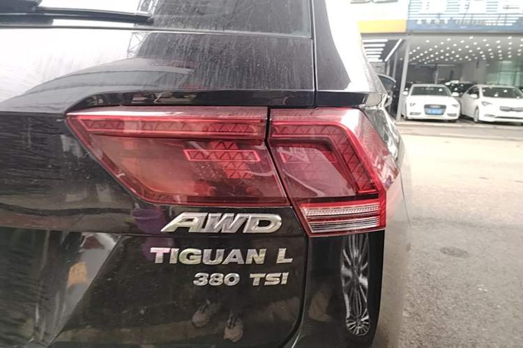 Used Volkswagen Tiguan L 2017 380TSI Automatic All-Wheel-Drive Luxury Edition Right Rear Taillight