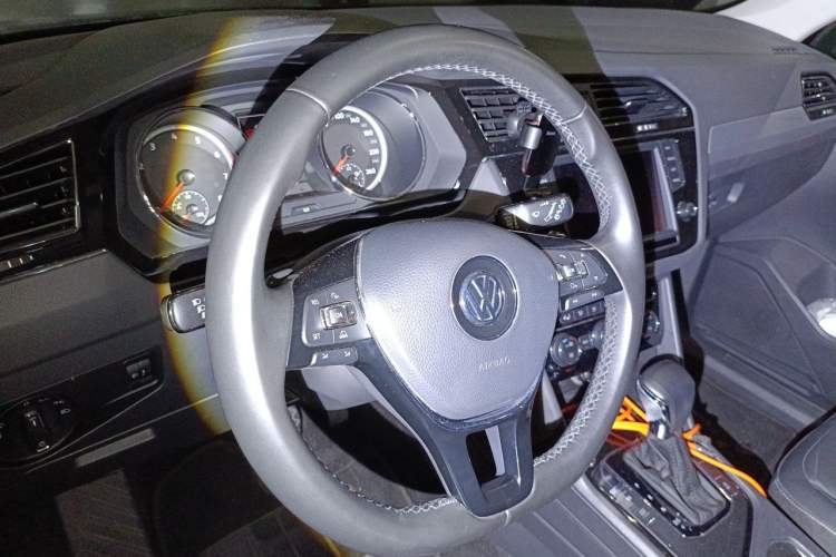 Used Volkswagen Tiguan L 2017 330TSI Automatic Two-Wheel Drive Luxury Edition Steering Wheel