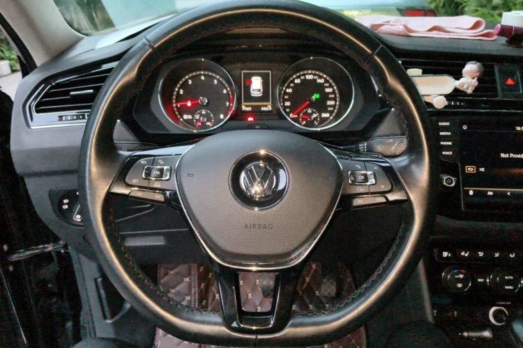 Used Volkswagen Tiguan L 2017 380TSI Automatic All-Wheel-Drive Luxury Edition Steering Wheel