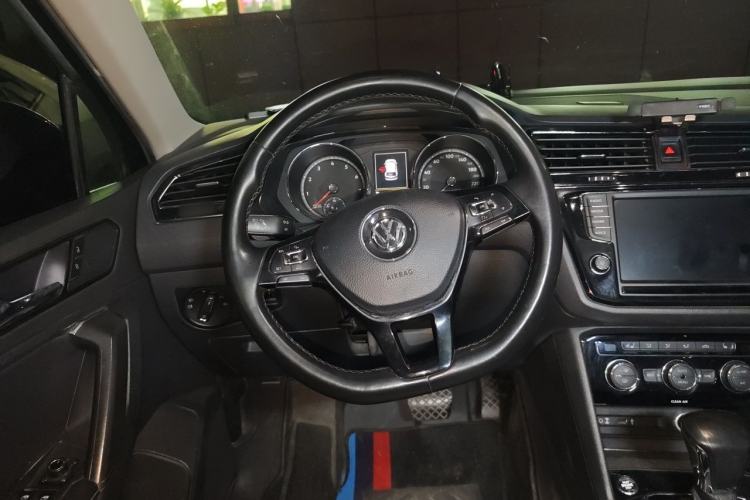Used Volkswagen Tiguan L 2017 330TSI Automatic Two-Wheel Drive Luxury Edition Steering Wheel