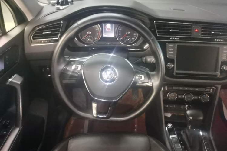 Used Volkswagen Tiguan L 2017 330TSI Automatic Two-Wheel Drive Luxury Edition Steering Wheel