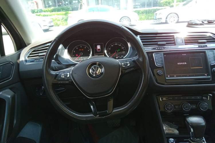 Used Volkswagen Tiguan L 2017 330TSI Automatic Two-Wheel Drive Luxury Edition Steering Wheel