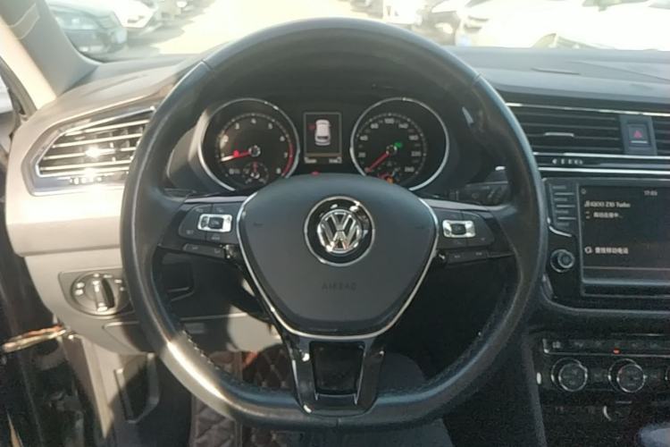 Used Volkswagen Tiguan L 2017 380TSI Automatic All-Wheel-Drive Luxury Edition Steering Wheel