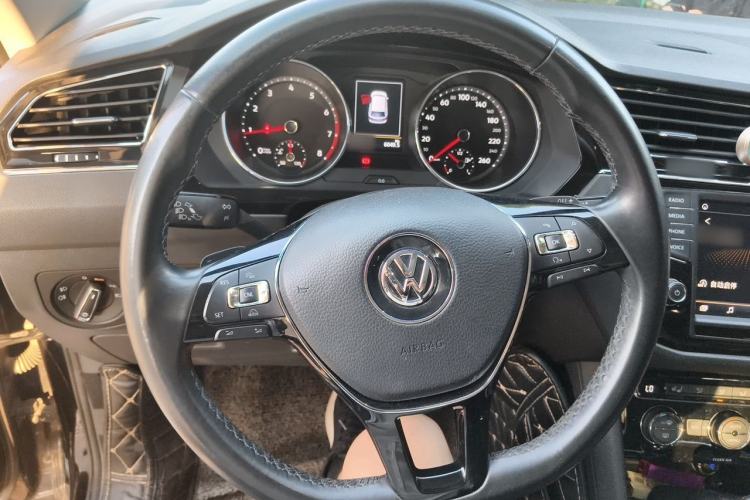 Used Volkswagen Tiguan L 2017 330TSI Automatic Two-Wheel Drive Luxury Edition Steering Wheel