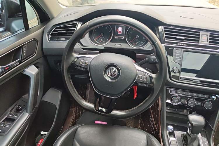 Used Volkswagen Tiguan L 2017 330TSI Automatic Two-Wheel Drive Luxury Edition Steering Wheel