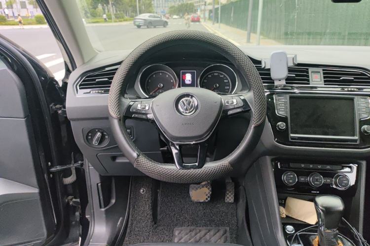 Used Volkswagen Tiguan L 2017 330TSI Automatic Two-Wheel Drive Comfort Edition Steering Wheel