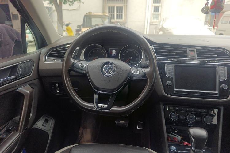 Used Volkswagen Tiguan L 2017 380TSI Automatic All-Wheel-Drive Luxury Edition Steering Wheel