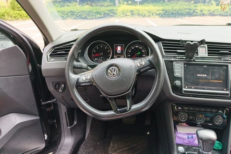 Used Volkswagen Tiguan L 2017 330TSI Automatic Two-Wheel Drive Luxury Edition Steering Wheel