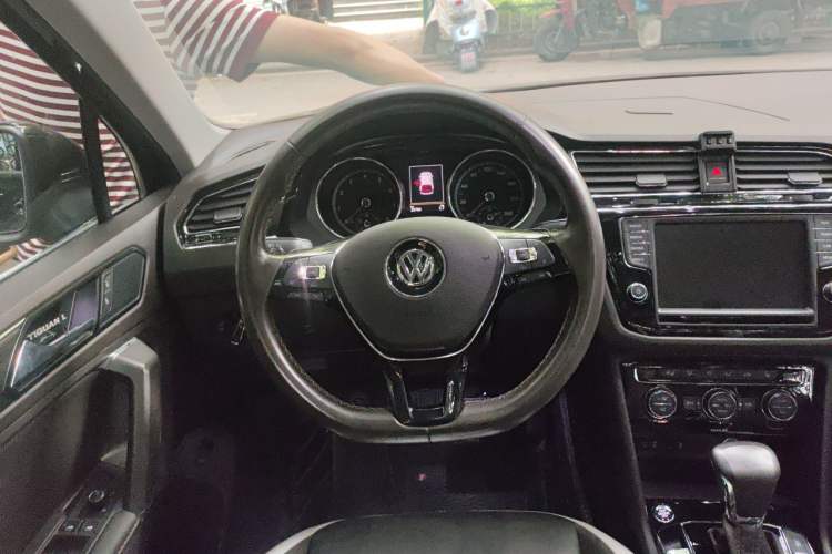 Used Volkswagen Tiguan L 2017 380TSI Automatic All-Wheel-Drive Luxury Edition Steering Wheel
