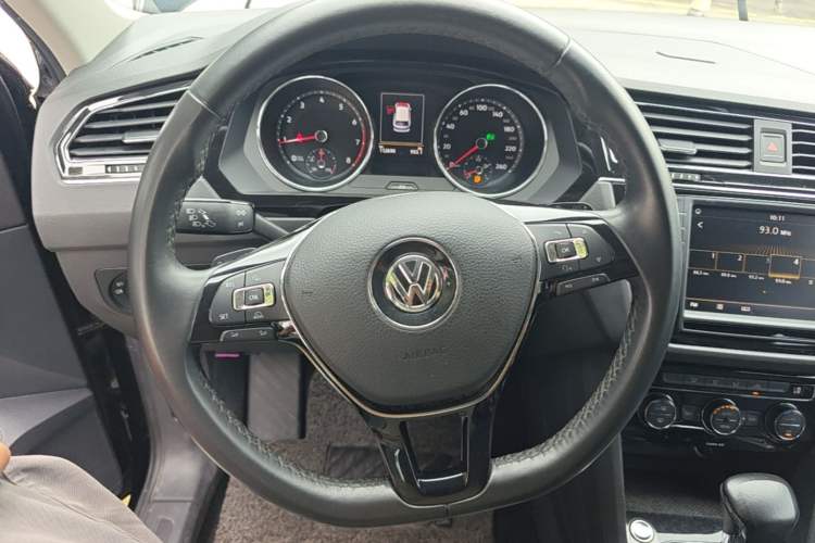 Used Volkswagen Tiguan L 2017 330TSI Automatic Two-Wheel Drive Comfort Edition Steering Wheel