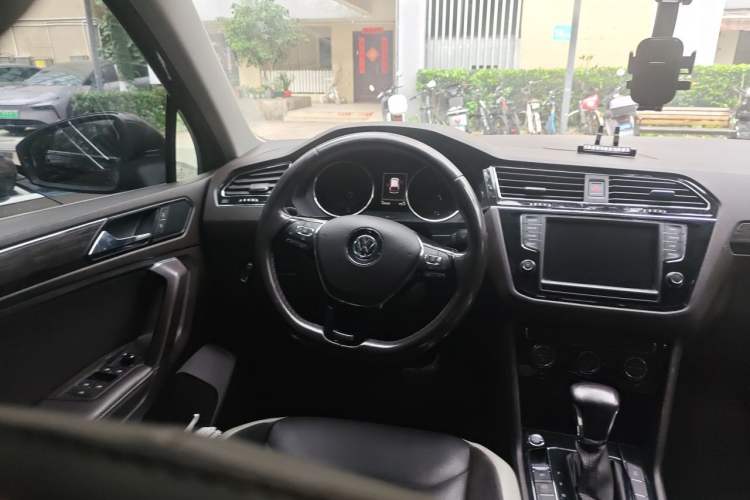 Used Volkswagen Tiguan L 2017 330TSI Automatic Two-Wheel Drive Luxury Edition Steering Wheel