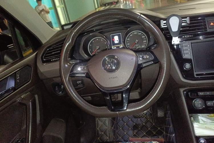 Used Volkswagen Tiguan L 2017 330TSI Automatic Two-Wheel Drive Luxury Edition Steering Wheel