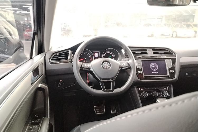 Used Volkswagen Tiguan L 2017 380TSI Automatic All-Wheel-Drive Luxury Edition Steering Wheel