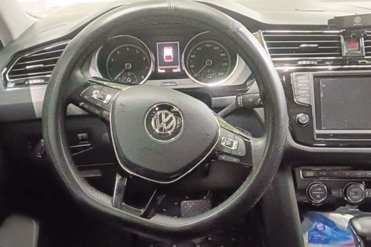 Used Volkswagen Tiguan L 2017 330TSI Automatic Two-Wheel Drive Luxury Edition Steering Wheel