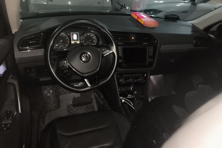 Used Volkswagen Tiguan L 2017 330TSI Automatic Two-Wheel Drive Luxury Edition Steering Wheel