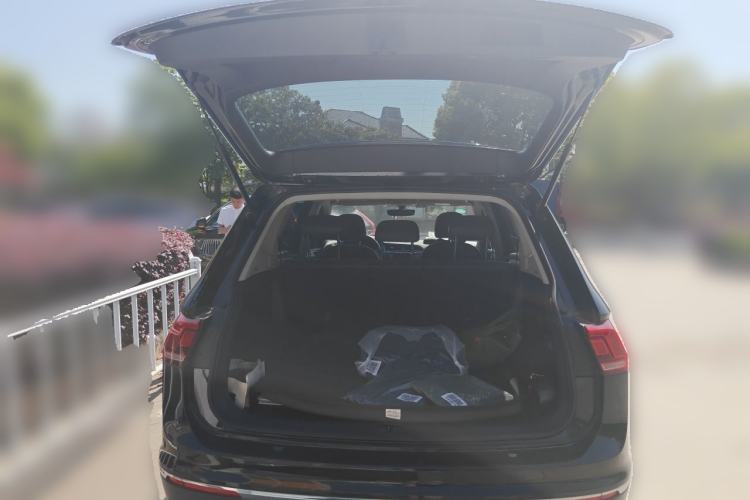 Used Volkswagen Tiguan L 2017 330TSI Automatic Two-Wheel Drive Luxury Edition Trunk