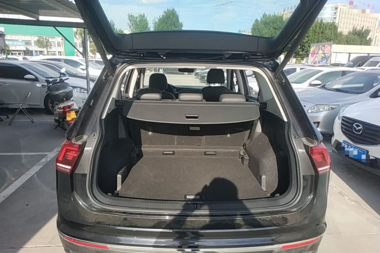 Used Volkswagen Tiguan L 2017 380TSI Automatic All-Wheel-Drive Luxury Edition Trunk