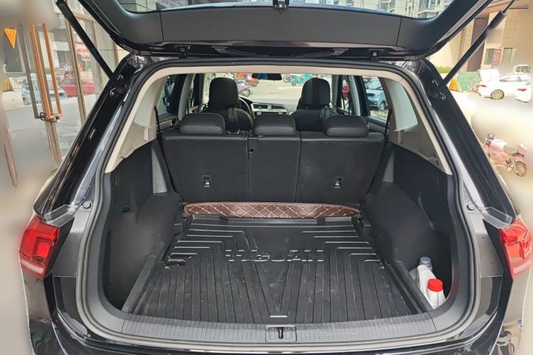 Used Volkswagen Tiguan L 2017 330TSI Automatic Two-Wheel Drive Luxury Edition Trunk