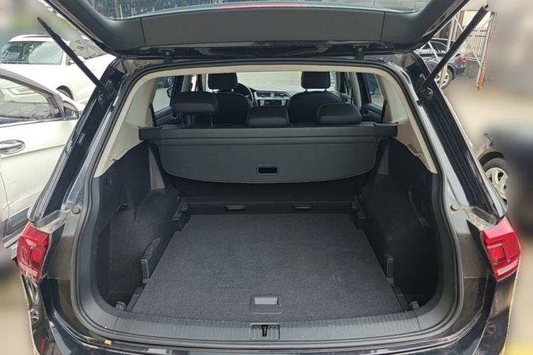 Used Volkswagen Tiguan L 2017 330TSI Automatic Two-Wheel Drive Comfort Edition Trunk