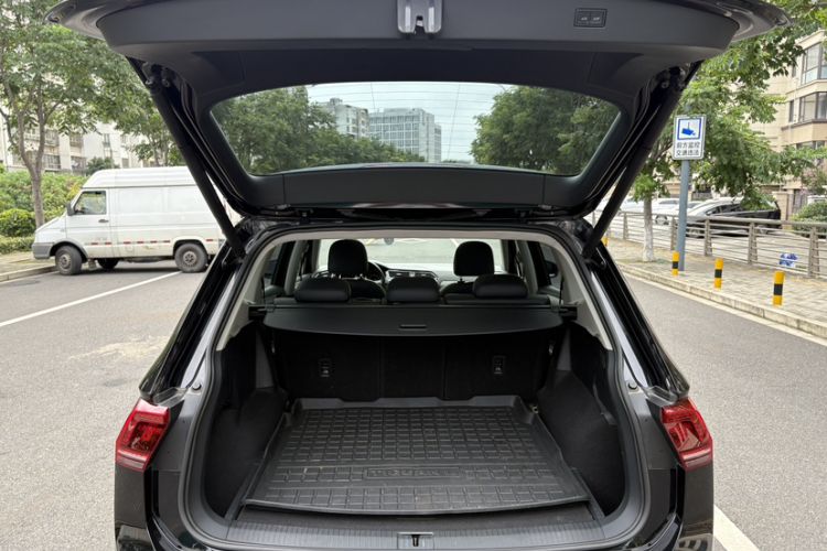 Used Volkswagen Tiguan L 2017 380TSI Automatic All-Wheel-Drive Luxury Edition Trunk