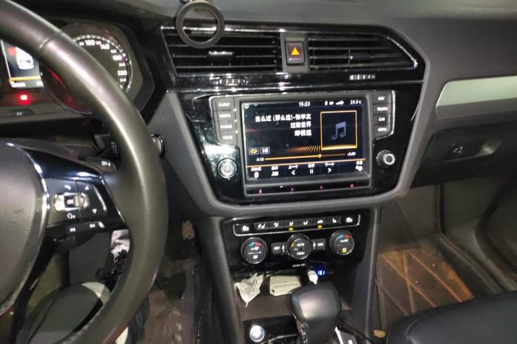 Used Volkswagen Tiguan L 2017 380TSI Automatic All-Wheel-Drive Luxury Edition Audio And AC Panel