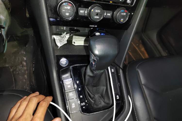 Used Volkswagen Tiguan L 2017 380TSI Automatic All-Wheel-Drive Luxury Edition Gear Lever